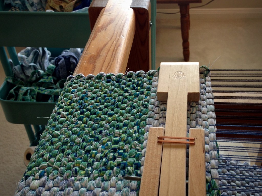 Using a temple for weaving rag rugs.