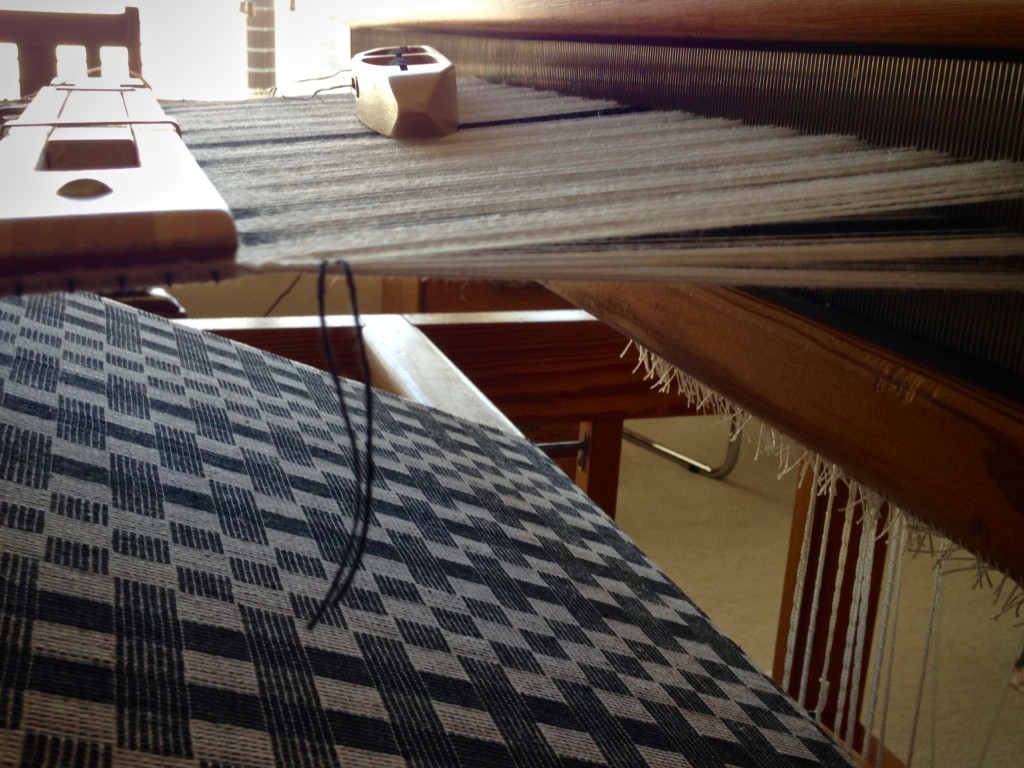 Diminishing shed at the end of the warp. Cottolin table runner at the hem.