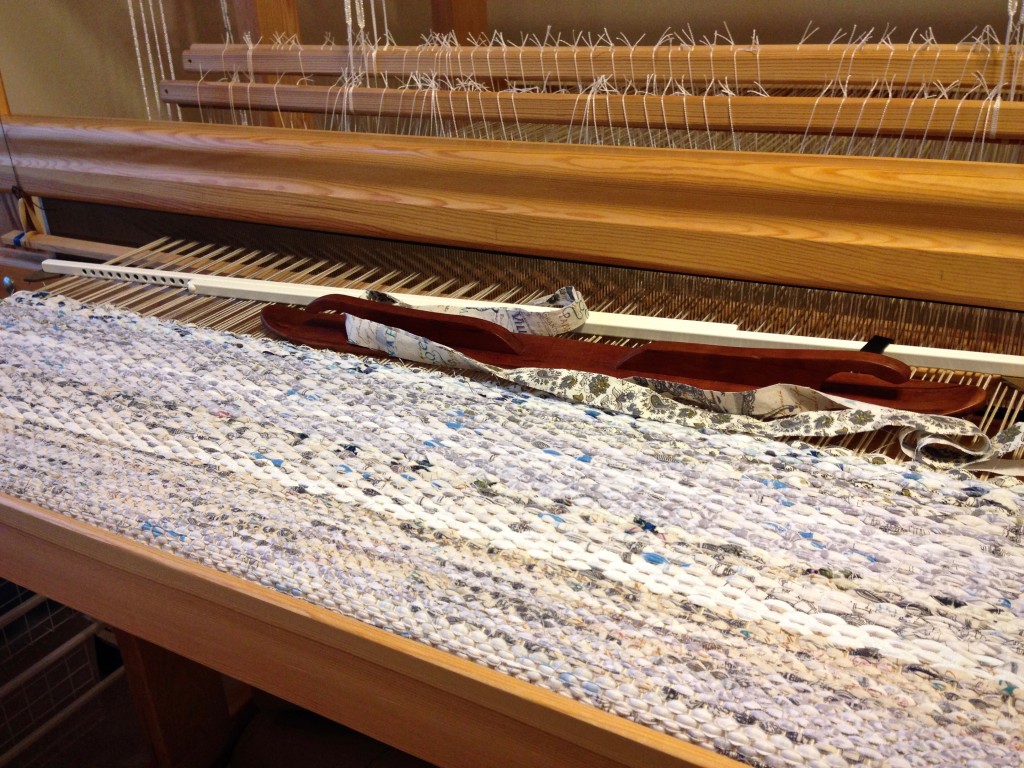 Ski shuttle and temple for making large rag rug.