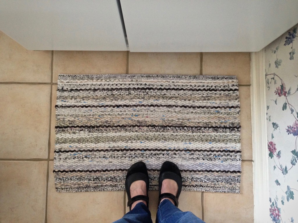 Rickrack rag rug. Video tutorial about hemming rag rugs.