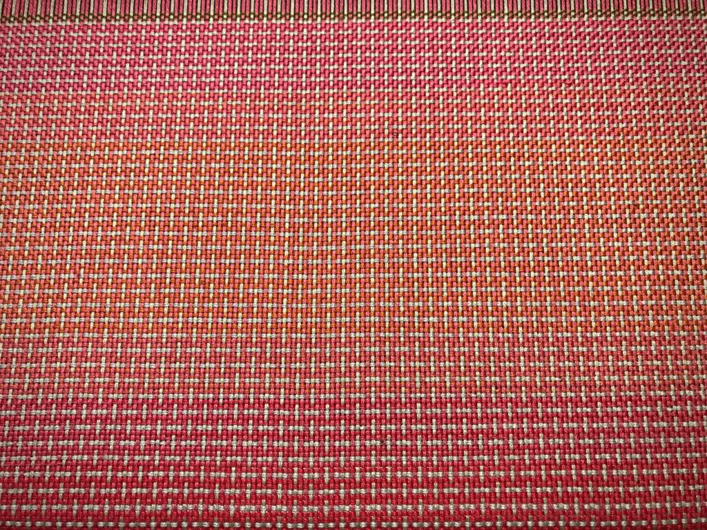 Doubled weft gives opportunity for easy color gradation.